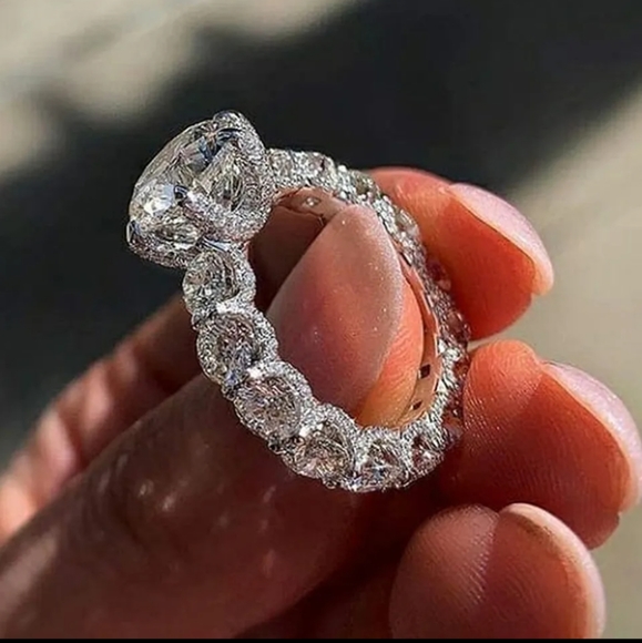 Gorgeous Zircon Ring - Picture 2 of 6